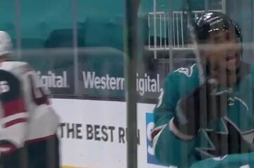 Je dois adorer le passage des @sanjosesharks ici ...