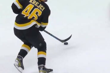 Est-ce que David Krejci vient de faire ça?  Oui.  Oui il l'a fait....