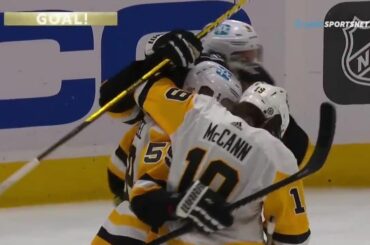 Un énorme gagnant OT de Jake Guentzel (@ jakenbake20) pour envoyer les @penguins à t ...