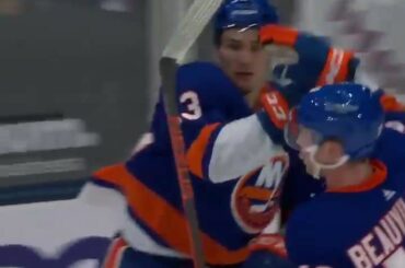 Encore une journée au bureau pour Mat Barzal (@ barzal97)! ...