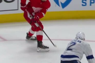 Donner + aller = objectif!  Beau passage des @detroitredwings.  : @nhlonnbcsports ...