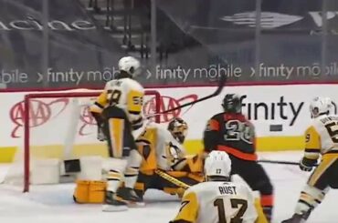 Regardez ce passage de Travis Konecny ​​à une touche ...