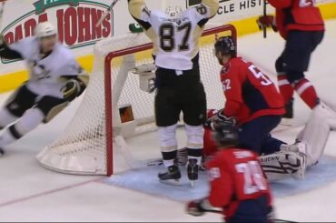 Le 4 mai 2009, @aleksandrovechkinofficial et Sidney Crosby se sont livrés à un showdo ...