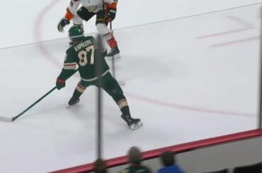 Qui d'autre que @kirillkaprizov pour le gagner pour le @minnesotawild en OT! ...