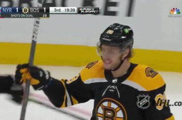 Réalisez une autre saison de 20 buts pour @davidpastrnak!  Aussi le 200e but de son ...
