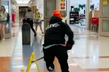 Pas de patinage dans les couloirs!  (@ elev802) ...