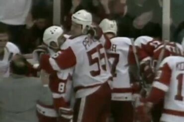 Celui-ci est un classique.  Joyeux anniversaire, Steve Yzerman!  ...