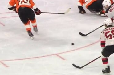 On pourrait dire que Claude Giroux (@ 28cgiroux) ne fait que le botter ce soir ...