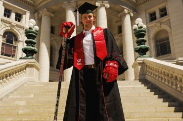 @buffalosabres prospecte Linus Weissbach avec une beauté d'une photo de remise des diplômes.  (...
