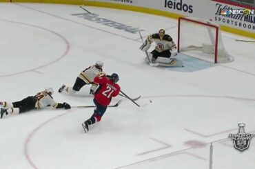 Garnet Hathaway arrive énorme pour les @capitals.  #StanleyCup: @nhlonnbcsports ...