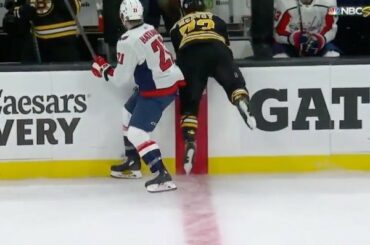 "Ici, laissez-moi vous aider avec ce changement de ligne ..." #StanleyCup: @nhlonnbcsports ...