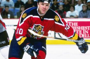 Hier soir, Ryan Lomberg a rejoint Dave Lowry et Mike Hough en tant que seuls joueurs de ...