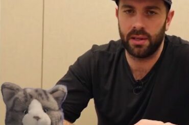 Keith Yandle est aussi dur que possible.  Regardez l'épisode complet de @MenInBlazers ...