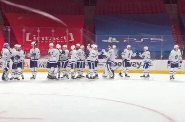 Les @mapleleafs prennent une avance de 2-1 dans la série avec une performance de 28 arrêts de Jack Camp ...