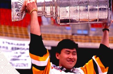 Jim Paek, d'origine coréenne, a hissé le plus grand trophée du sport: la #StanleyCup.  Twi ...