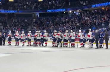 Les @tblightning avancent.  Mais d'abord, #HockeyHandshakes.  #Coupe Stanley...