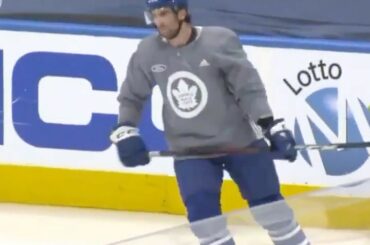 Ravi de vous revoir sur la glace, John Tavares.  #StanleyCup (@Sportsnet) ...