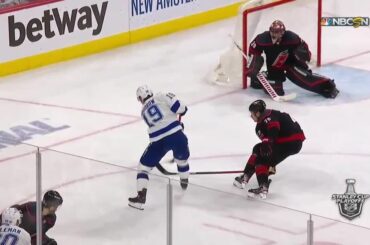Barclay Goodrow (@bgoodrow) arrive en grand avec un gagnant du jeu pour le @tblightning ...