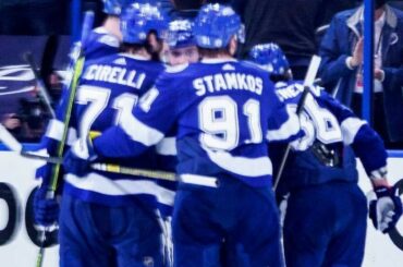 HUIT BUTS DANS LE DEUXIÈME !  #StanleyCup : @nhlonnbcsports : @sportsnet...