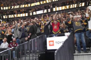 CETTE ARÈNE bourdonne Sérieusement, les fans de @vegasgoldenknights ADORENT le comeb...