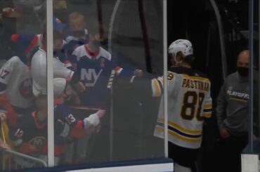 Comment faire un fan, 101. @davidpastrnak montrant beaucoup de gentillesse plus tôt tonig ...