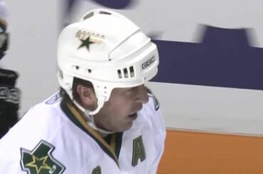 Joyeux anniversaire, Mike Modano !  Bravo à l'un des plus grands joueurs de la LNH né aux États-Unis...
