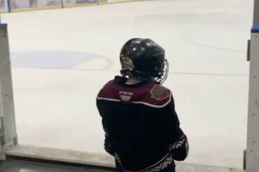 Taguez un ami qui ne veut jamais quitter la patinoire #StanleyCup ( @jfenerty11)...