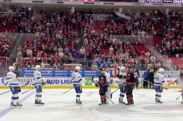 Toujours beaucoup de respect quand il s'agit de #HockeyHandshakes.  #Coupe Stanley...