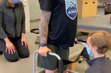 La meilleure chose que vous verrez aujourd'hui !  Le survivant des Humboldt Broncos Ryan Straschnitzki est u...