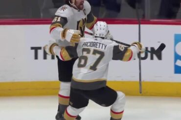 Mark Stone (@mstoner61) a fait passer ses cellys à un tout autre niveau... Mais qui est...