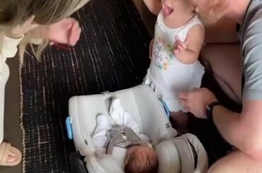 La rencontre des filles de Blake Coleman pour la première fois est trop mignonne.  #Coupe Stanley ...