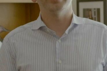 "Dans une maison avec un père grincheux, un grand frère grincheux, ce gamin était toujours heureux...