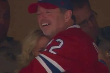 Les parents de @colecaufield célèbrent après avoir marqué son premier but dans le #Stanl...