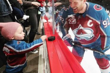 Bonne fête des pères aux papas du hockey de partout!  ...