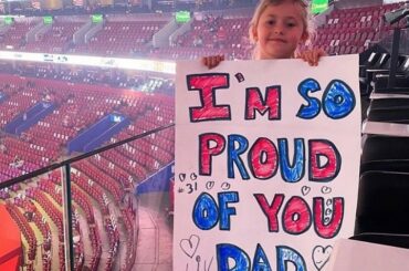 La fille de Carey Price s'est présentée au match 4 avec le signe le plus doux de tous les temps.  #Stanle...