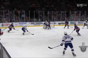 Hors du chemin !  Tyler Johnson (@tjohnny09) arrive !  #StanleyCup : @nhlonn...