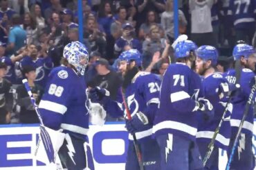 Une grosse victoire signifie de gros #HockeyHugs pour le Big Cat !...