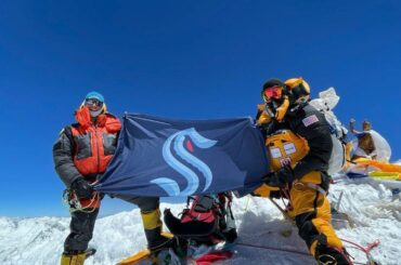 Battant le drapeau @seattlekraken depuis le sommet du mont Everest.  ( @garrettmadison1)...