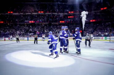 Le jeu de déviation est fort ce soir.  #StanleyCup : @nhlonnbcsports : @sport...