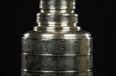 Le plus grand trophée de tous les sports.  La finale de la #StanleyCup commence à 8 HE le ...