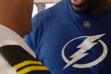 Avant le match 1 de la finale de la #StanleyCup, @titusoneilwwe a eu la surprise de...