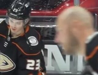 Le hockey au micro ne vieillit jamais.  ( @anaheimducks)...