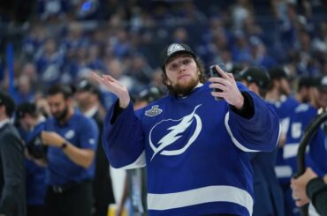Selfies et FaceTime.  Toujours important lors des célébrations de la #StanleyCup.  ...