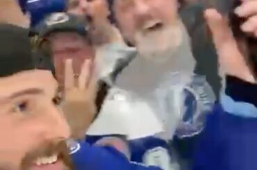 Le champion de la #StanleyCup dos à dos, @pattymaroon , s'assurant que les fans f...