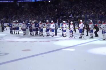 Et puis les #HockeyHandshakes après une FANTASTIQUE finale de la #StanleyCup...