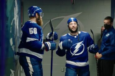 Tyler Johnson (@tjohnny09) et le @tblightning sont toujours prêts à enfiler un sh...