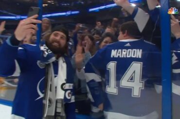 @pattymaroon, un homme du peuple.  #Coupe Stanley...