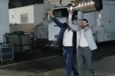 Le @TBLightning célébrant avec les fans à 3 heures du matin après avoir remporté la #StanleyCup est w...