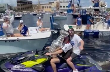 ALERTE JET SKI #StanleyCup ( @tblightning)...