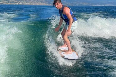 Joueur de hockey à temps plein.  Surfeur saisonnier de sillage.  Dante Fabbro fait tout.  (: @...